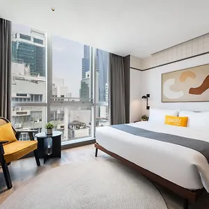 Dash Living On Queen's Hotel